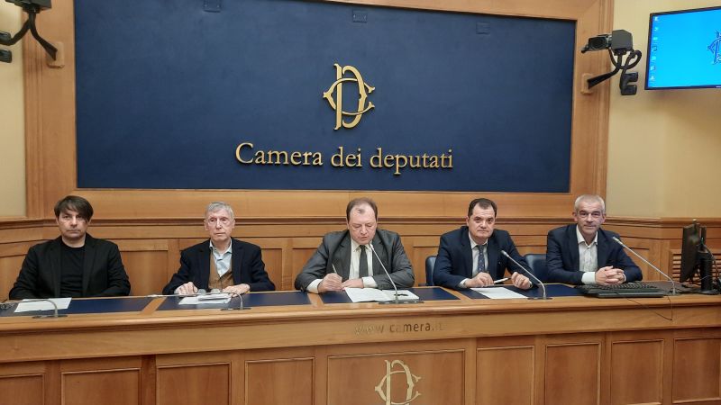 foto dei relatori alla conferenza stampa